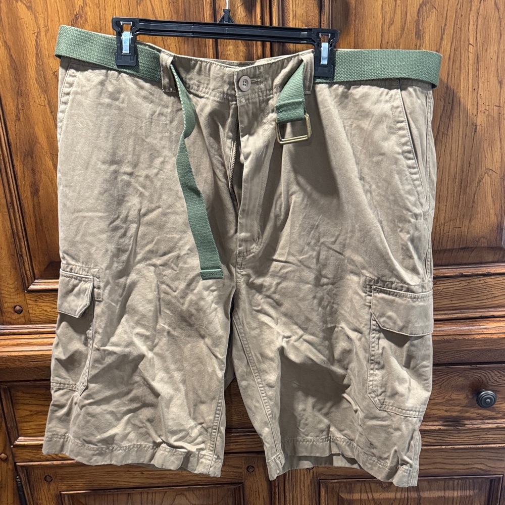 Roundtree & Yorke Khaki Cargo Shorts with Olive Belt